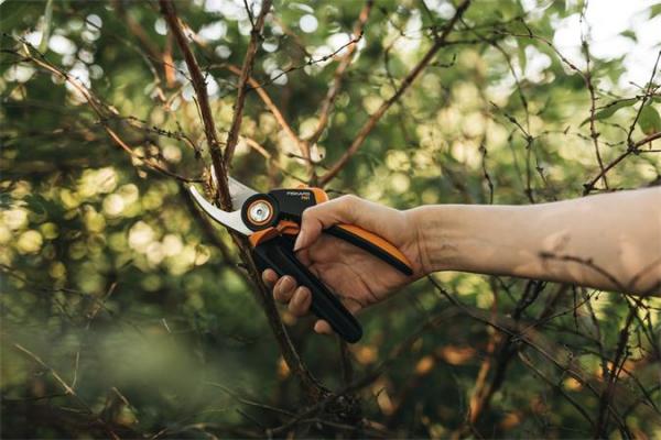 Dvojčepeľové záhradné nožnice, FISKARS "PowerGear P921 M" 3