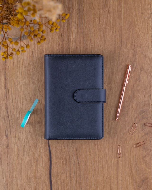 NOTIQUE Refill – Týždenný krúžkový diár s vymeniteľnými listami 2027, čierny, 12,5 x 19 cm 2