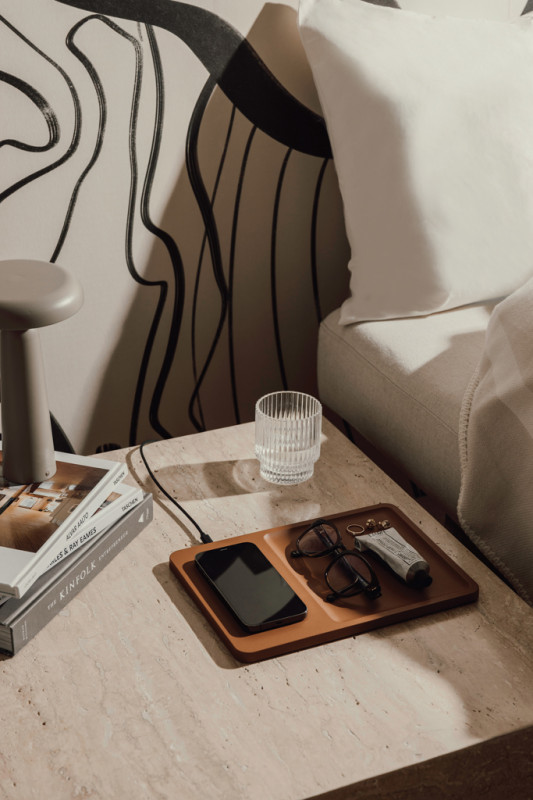 VINGA Timo RCS stolná nabíjačka a podnos na doplnky hnedá 3