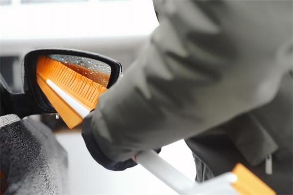 Škrabka na ľad s metličkou do auta, FISKARS SnowXpert™ 5