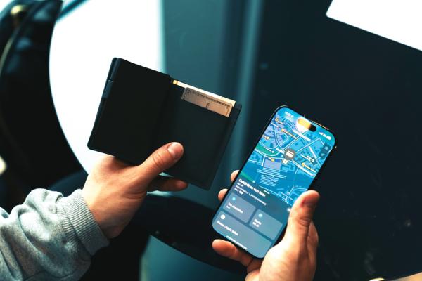 Peňaženka s nabíjacím lokátorom Seekcard z RCS polyesteru čierna 11