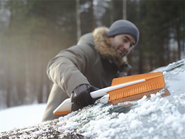 Škrabka na ľad s metličkou do auta, FISKARS SnowXpert™ 2
