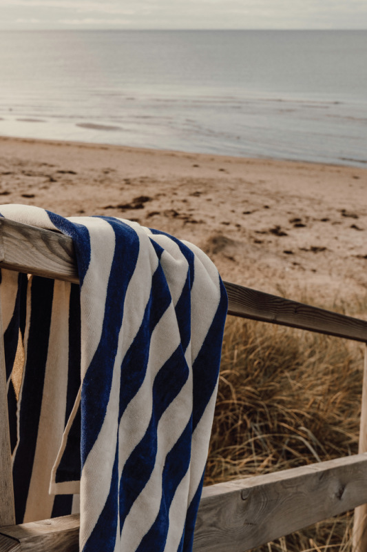 VINGA Lagoa GRS plážový uterák námornícka modrá 2