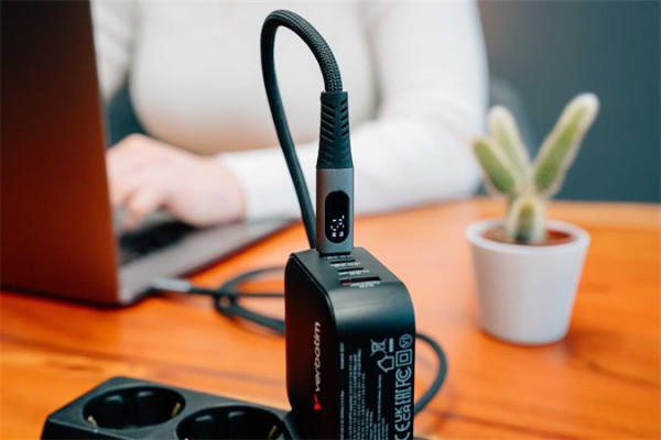 USB kábel, USB-C – USB-C, 1,2 m, 240 W, s indikátorom výkonu, VERBATIM 5