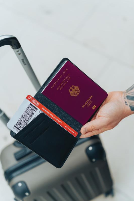 Cestovná peňaženka s lokátorom Travelfinder z RCS polyesteru čierna 9