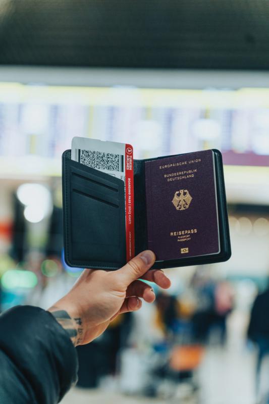 Cestovná peňaženka s lokátorom Travelfinder z RCS polyesteru čierna 8