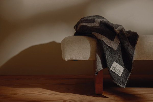 VINGA Monogram GRS deka sivá 7