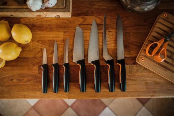 Lúpací nôž s rovnou čepeľou, 8 cm, FISKARS "Functional Form" 6