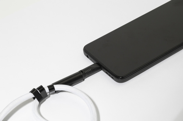 CuffCharge 60W RPET kábel s náramkom na mobil 2