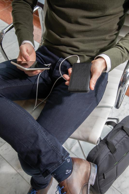 Powerbanka Tusca z PU 10 000 mAh čierna 9