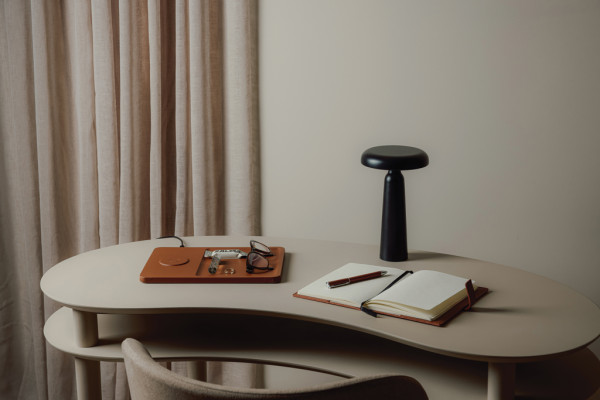 VINGA Avery RCS stolná lampa čierna 8