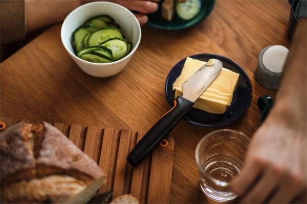 Roztierací nôž, FISKARS "Functional Form" 2