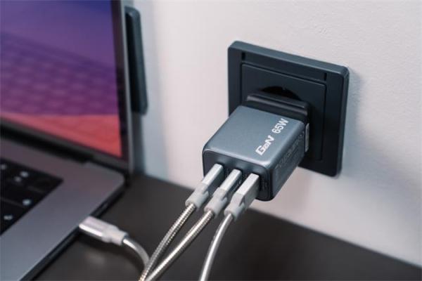 Sieťová nabíjačka, 2xUSB-C PD (65W), USB-A QC 3.0, EU/UK/US, GaN, VERBATIM 7