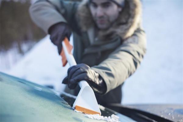 Škrabka na ľad s metličkou do auta, FISKARS SnowXpert™ 4