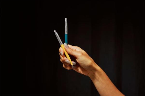 Guľôčkové pero, sada, 0,7 mm, strieborný klip, žlté a modré telo pera, PARKER "Jotter Glam 4