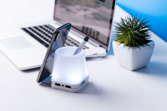 Belind stojan na perá s USB hubom 2