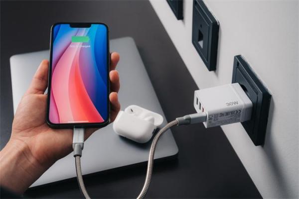 Sieťová nabíjačka, 1xUSB-C PD (20W), USB-A QC 3.0, 2xUSB-A (10W), VERBATIM, biela 6