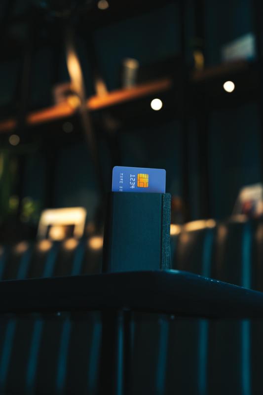 Peňaženka s nabíjacím lokátorom Seekcard z RCS polyesteru čierna 12