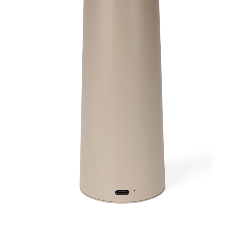 VINGA Avery RCS stolná lampa greige 3