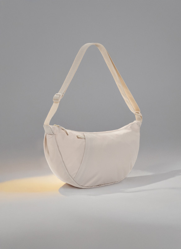 Crescent XL AWARE™ RPET taška cez rameno v tvare polmesiaca béžová 8