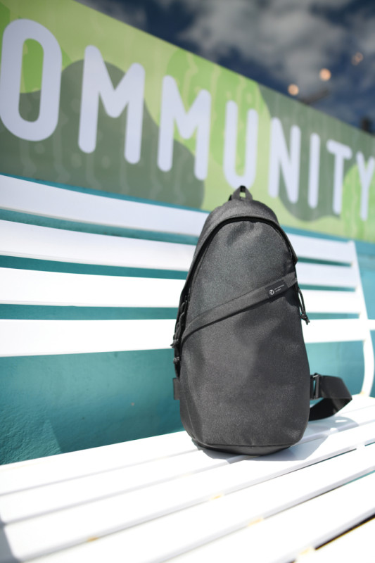 Crossbody taška Renew z rPET AWARE™ čierna 8