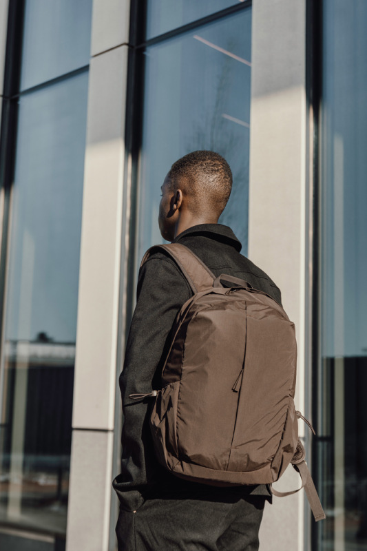 KENTO URBAN 15,6" batoh z rec. nylónu s predným vreckom hnedá 6