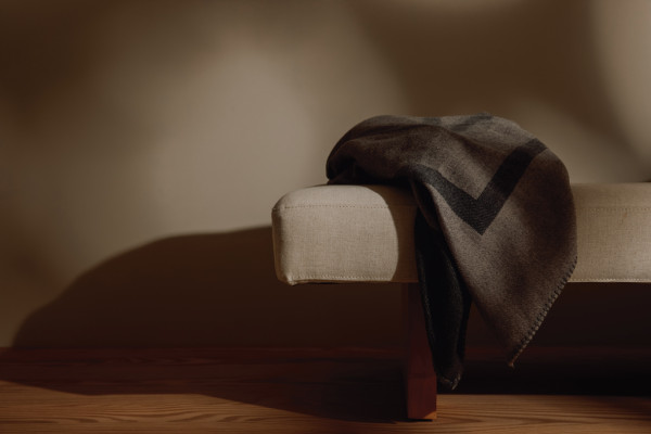 VINGA Monogram GRS deka sivá 8