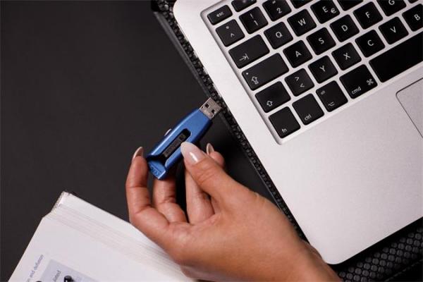 USB kľúč, 32GB, USB 3.0, 175/80 MB/sec, VERBATIM "V3 MAX", modrý-čierny 4
