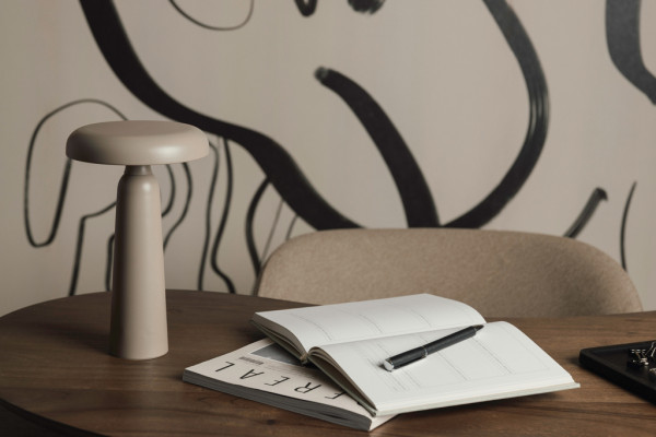 VINGA Avery RCS stolná lampa greige 5