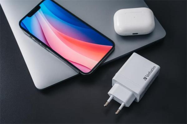 Sieťová nabíjačka, 1xUSB-C PD (20W), USB-A QC 3.0, 2xUSB-A (10W), VERBATIM, biela 5