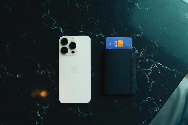 Peňaženka s nabíjacím lokátorom Seekcard z RCS polyesteru čierna 13